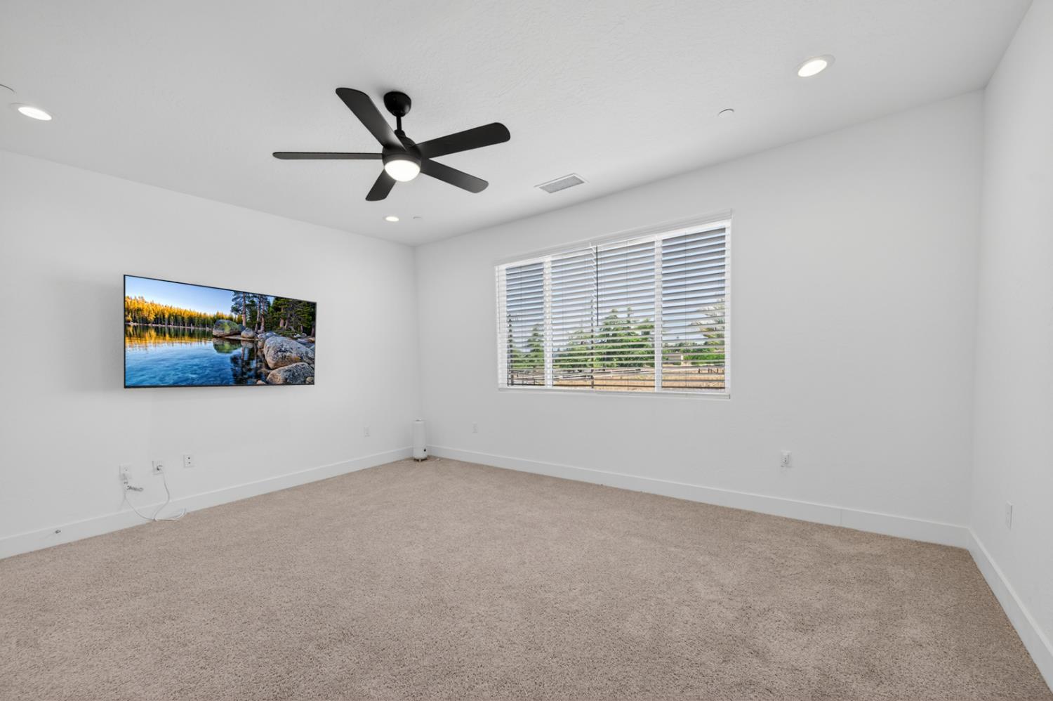 11382 N La Brisa Dr, Fresno, CA 93730
