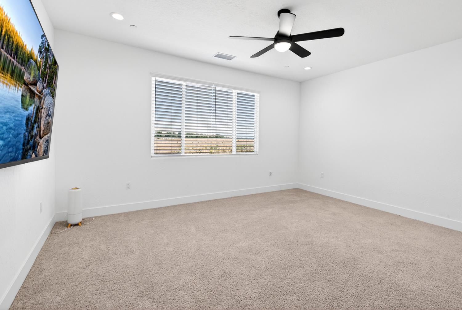 11382 N La Brisa Dr, Fresno, CA 93730