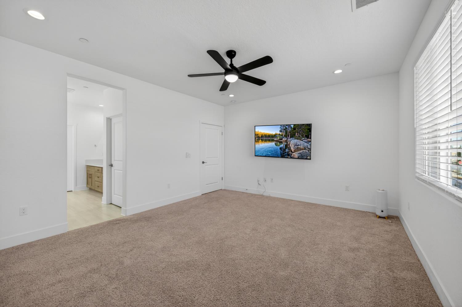 11382 N La Brisa Dr, Fresno, CA 93730