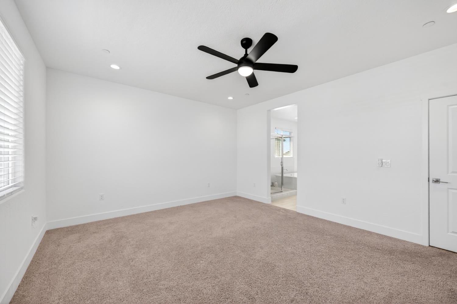 11382 N La Brisa Dr, Fresno, CA 93730