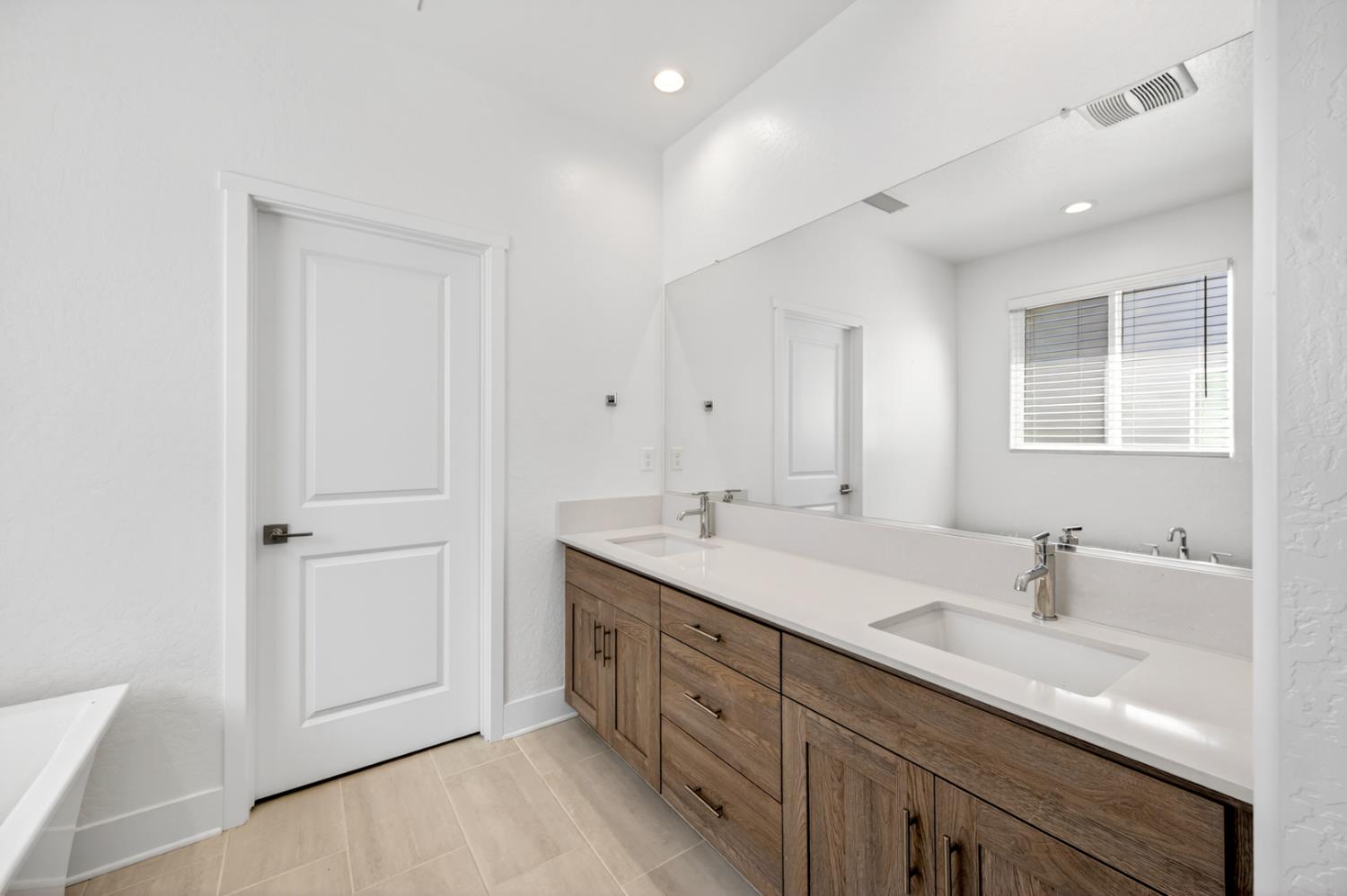 11382 N La Brisa Dr, Fresno, CA 93730