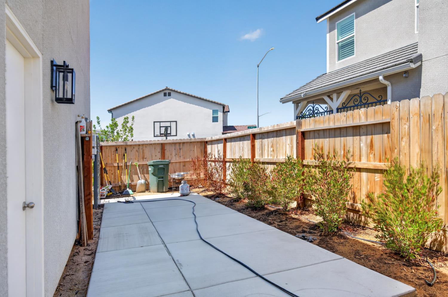 11382 N La Brisa Dr, Fresno, CA 93730