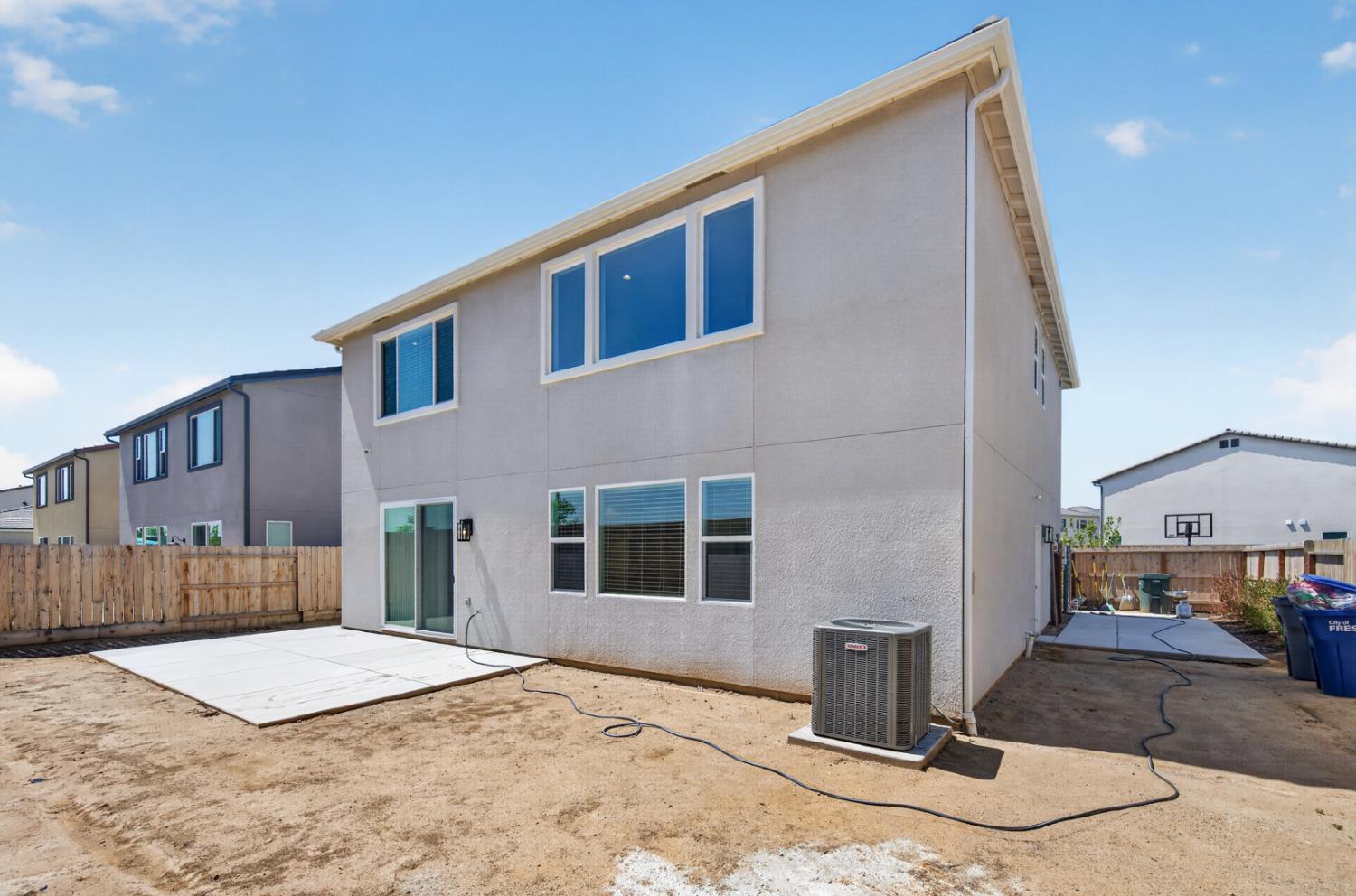 11382 N La Brisa Dr, Fresno, CA 93730