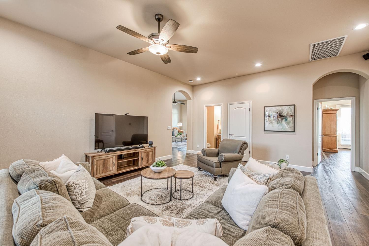 2820 Serena Ave, Clovis, CA 93619