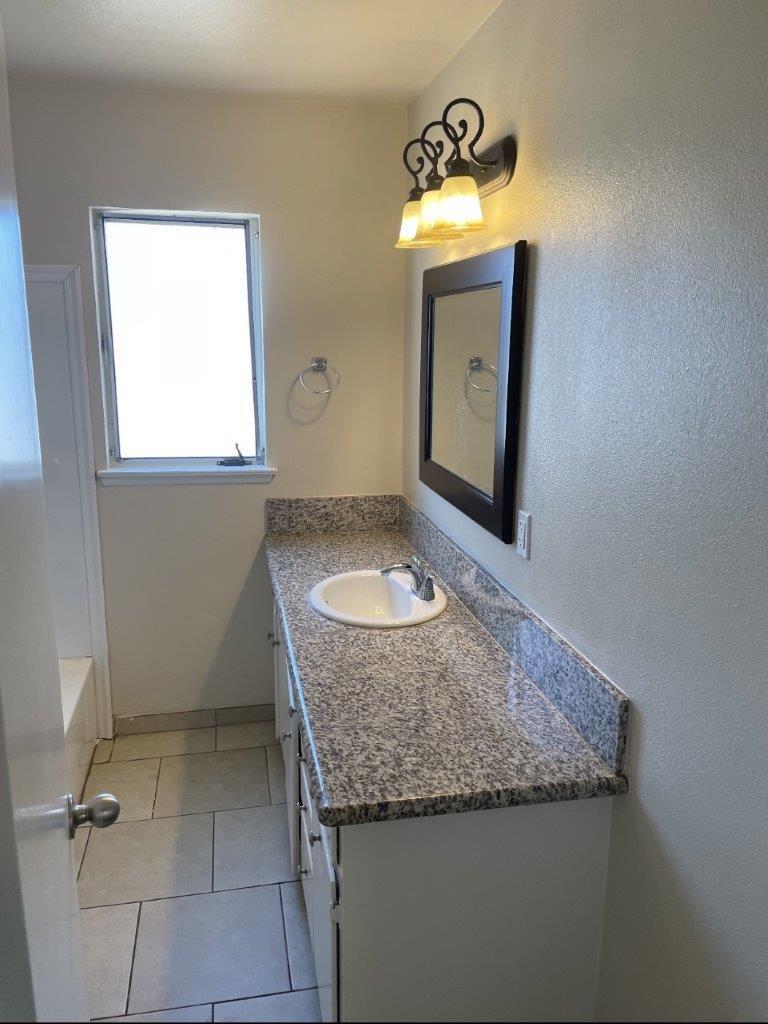 537 W University Ave, Fresno, CA 93705