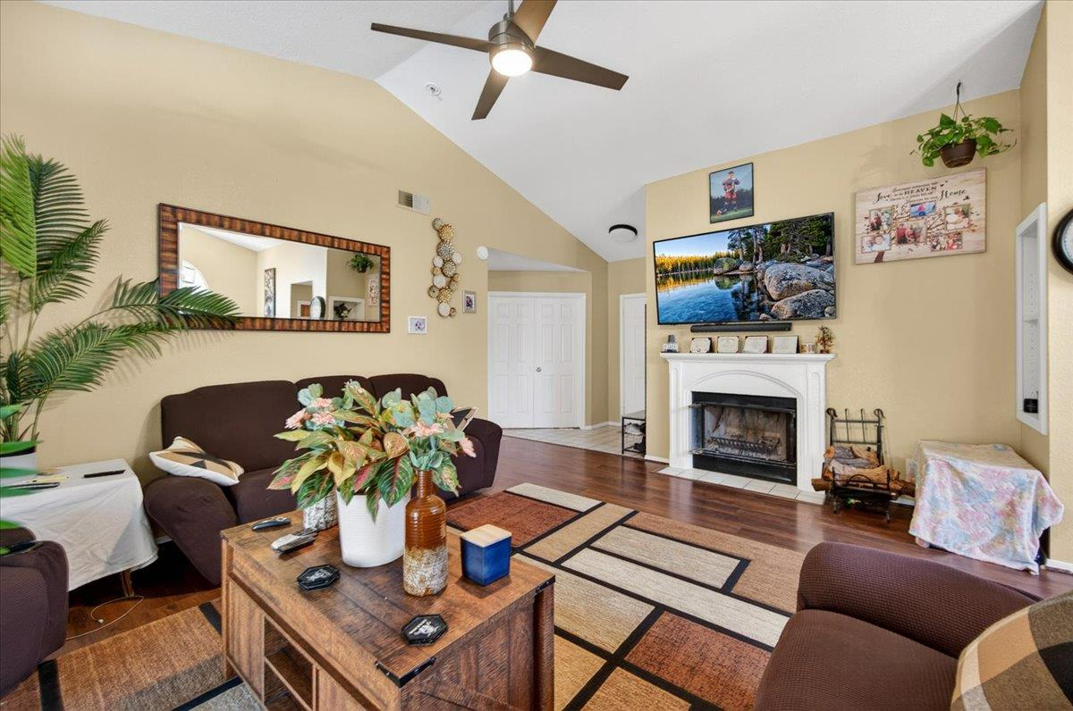 2459 N Bendel Ave, Fresno, CA 93722