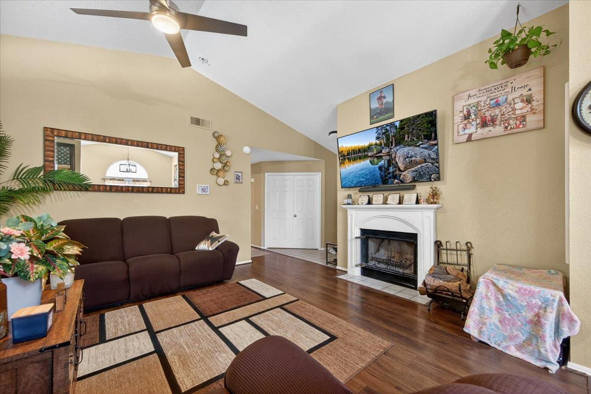 2459 N Bendel Ave, Fresno, CA 93722