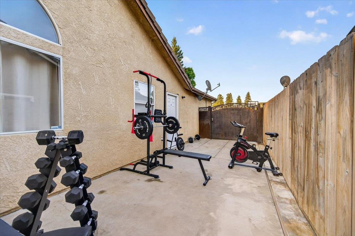 2459 N Bendel Ave, Fresno, CA 93722