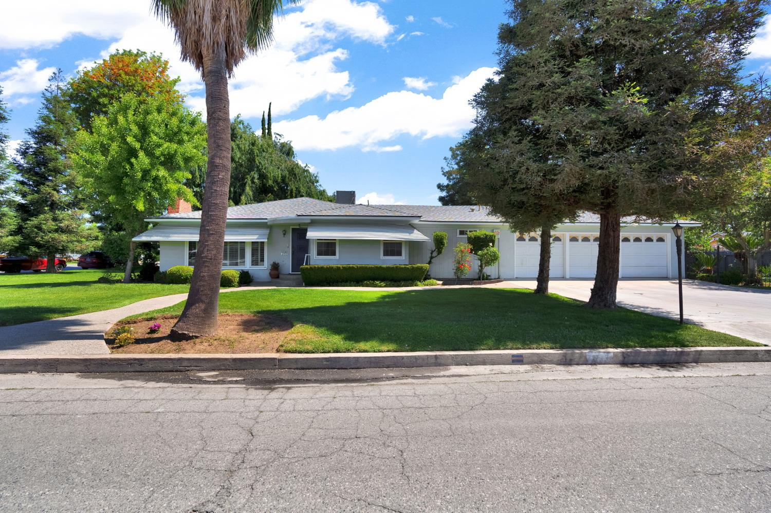 200 Lyons St, Madera, CA 93638
