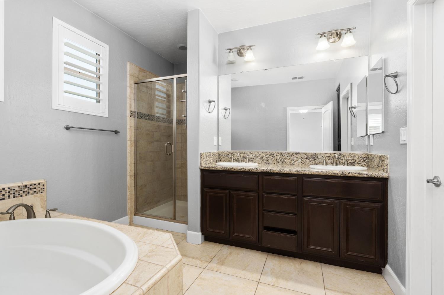 2868 Graybark Ave, Clovis, CA 93619