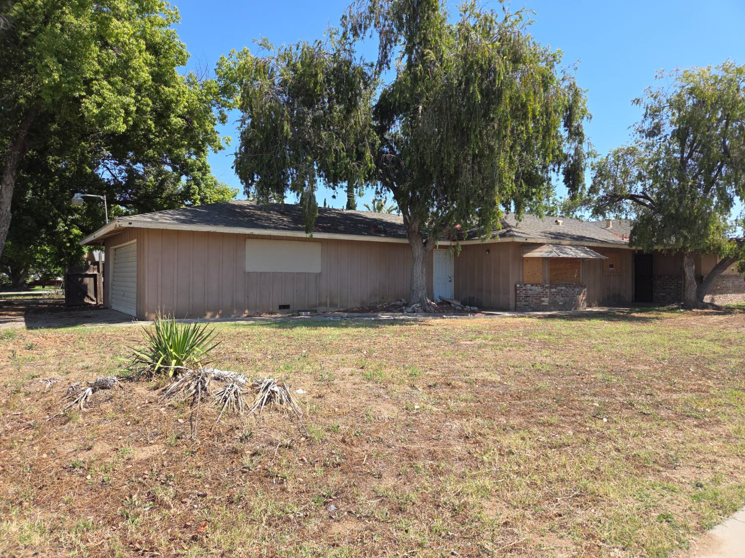 4559 E Clinton, Fresno, CA 93703