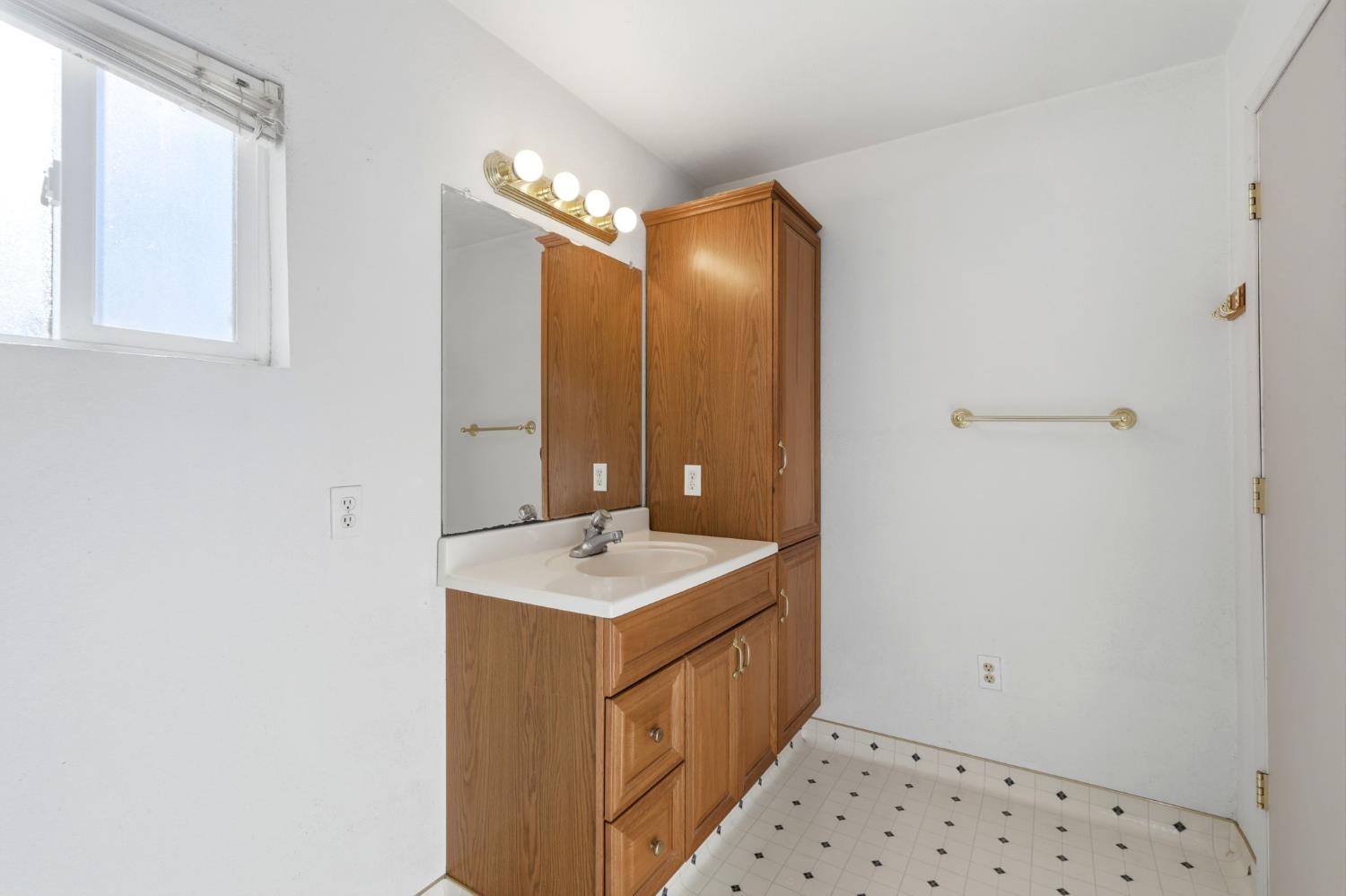 509 West Ave, Sanger, CA 93657