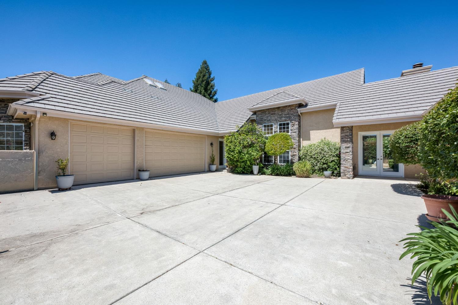 1550 E Starpass Dr, Fresno, CA 93730