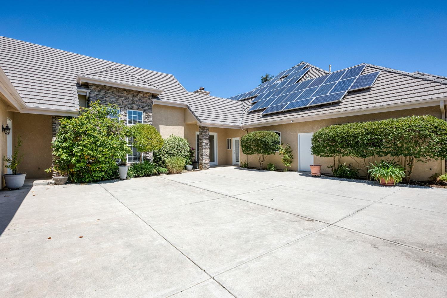 1550 E Starpass Dr, Fresno, CA 93730