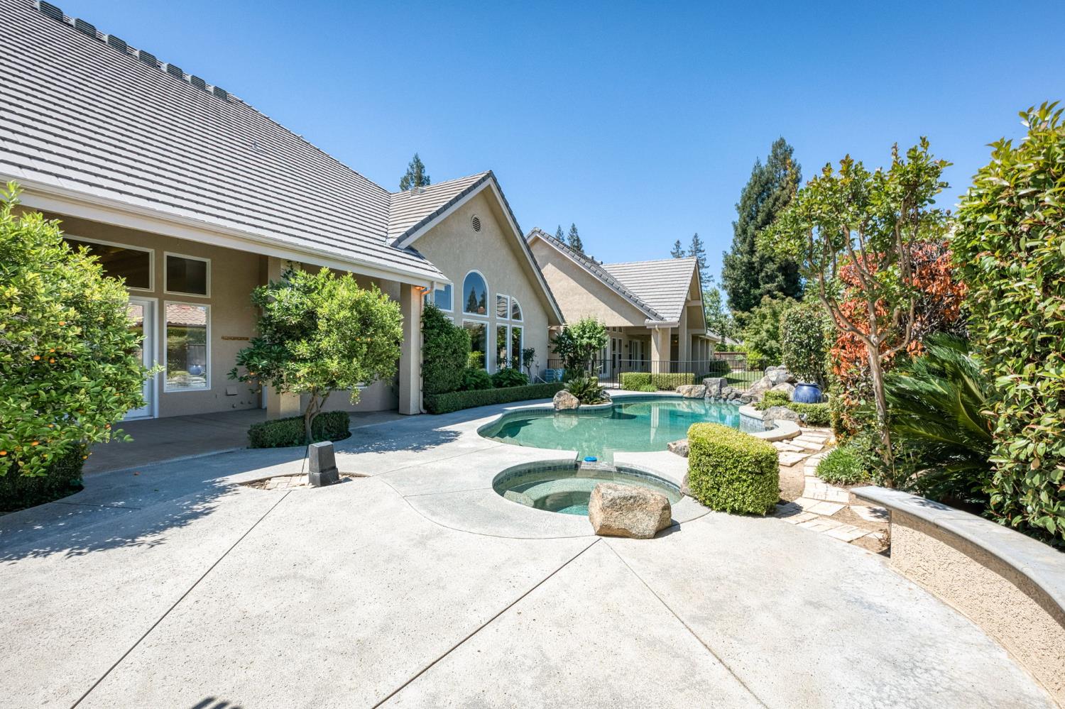 1550 E Starpass Dr, Fresno, CA 93730