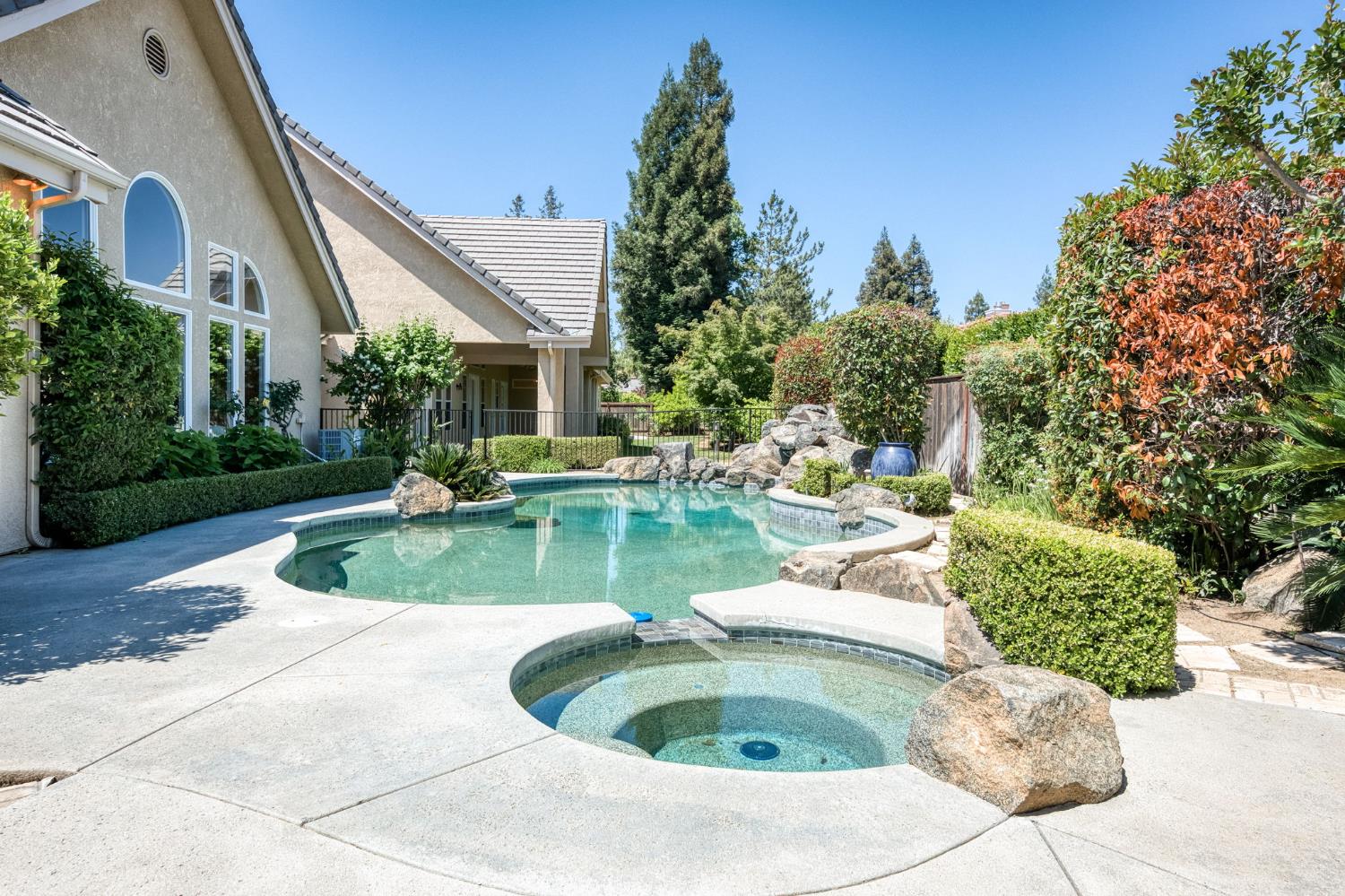 1550 E Starpass Dr, Fresno, CA 93730
