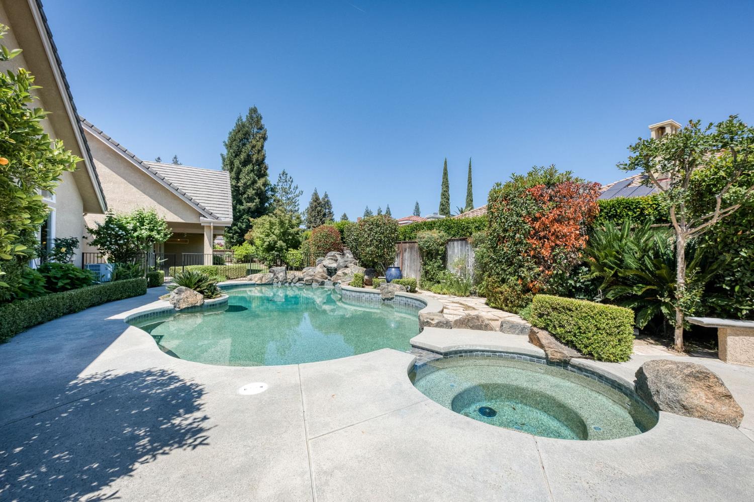 1550 E Starpass Dr, Fresno, CA 93730