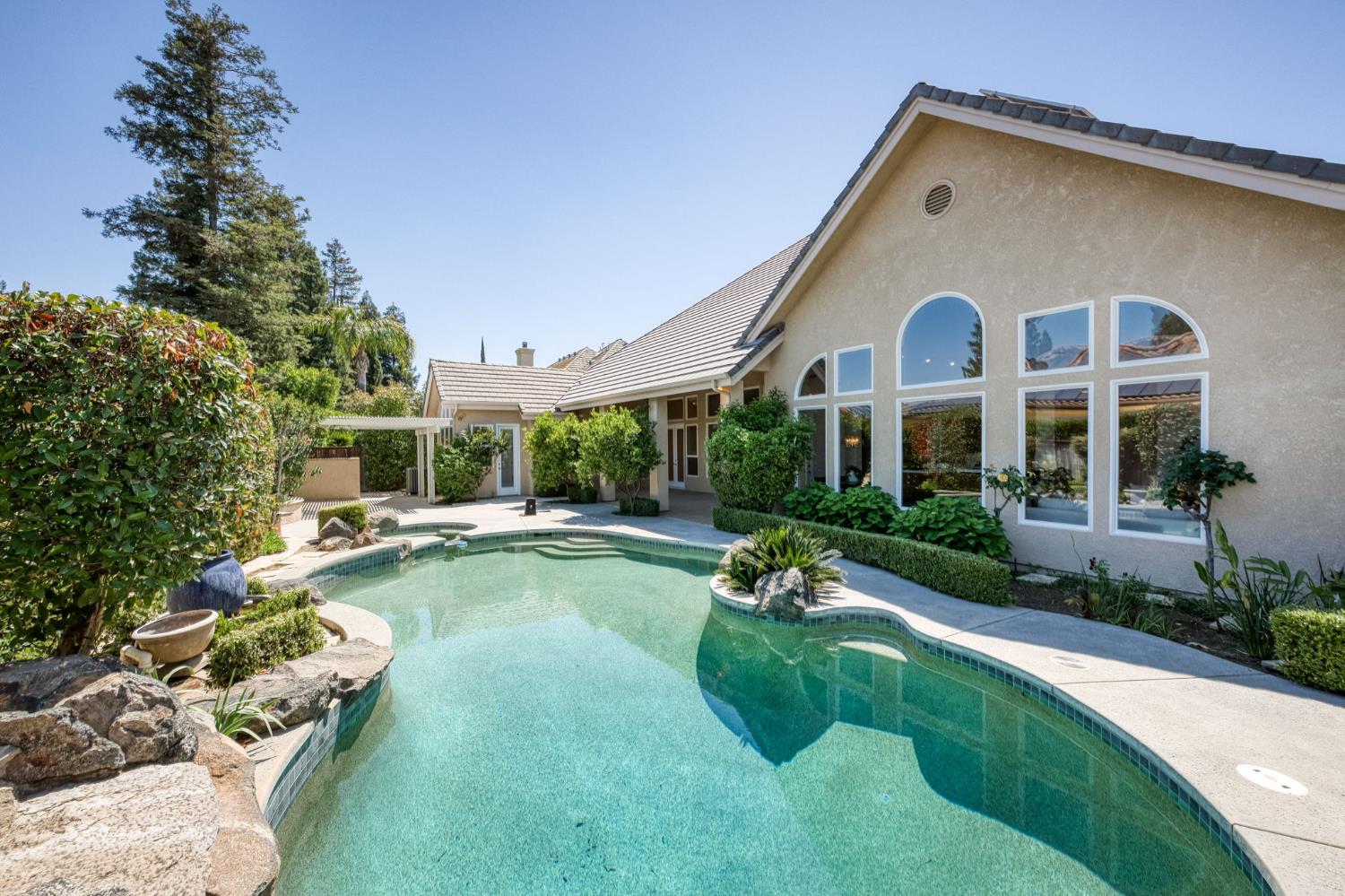 1550 E Starpass Dr, Fresno, CA 93730