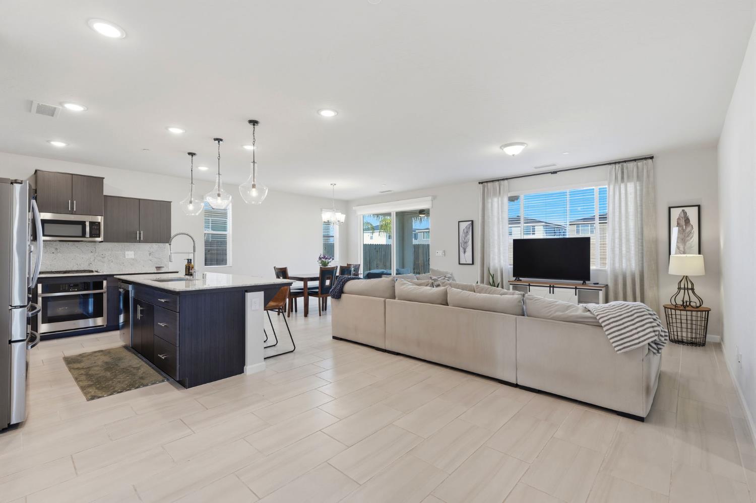 3245 Las Rosas Ave, Clovis, CA 93619