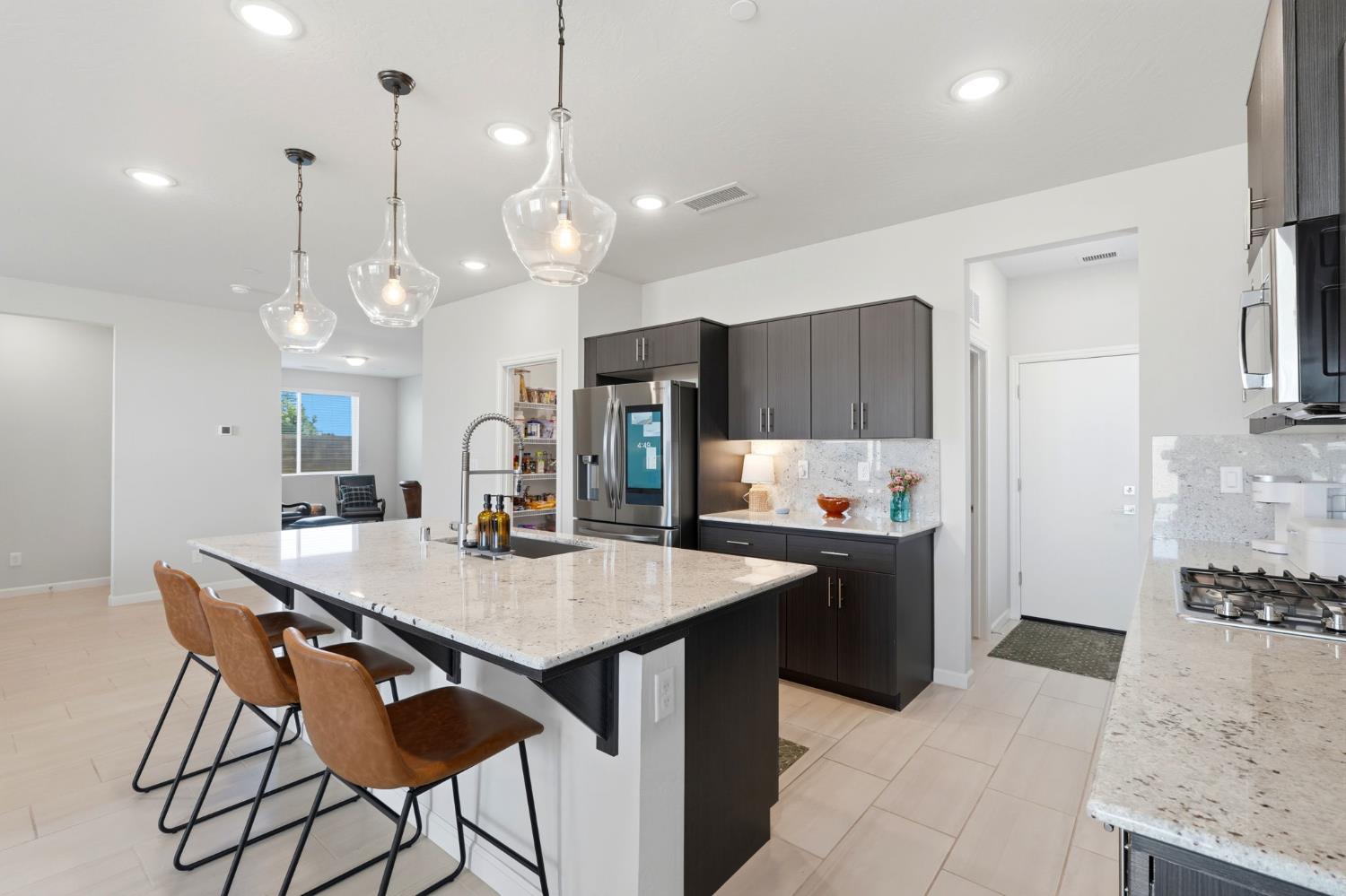 3245 Las Rosas Ave, Clovis, CA 93619