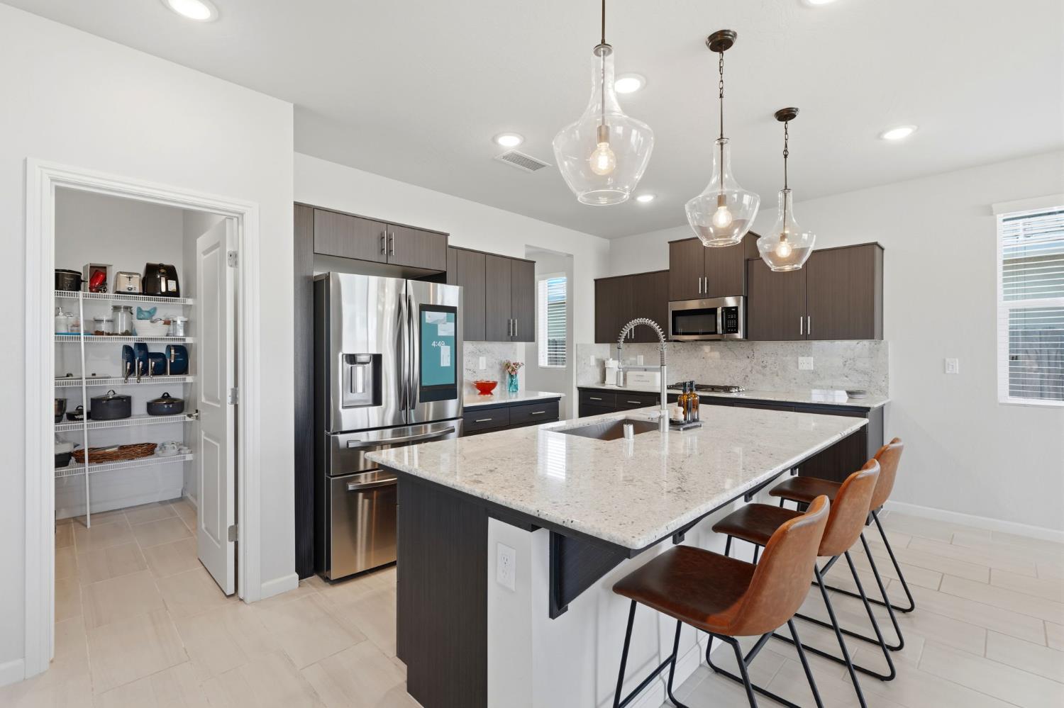 3245 Las Rosas Ave, Clovis, CA 93619