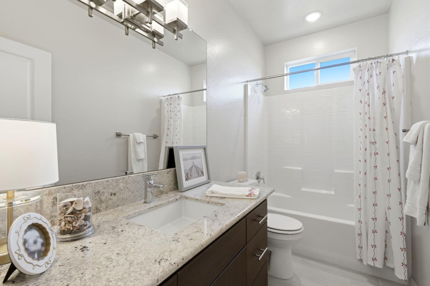 3245 Las Rosas Ave, Clovis, CA 93619