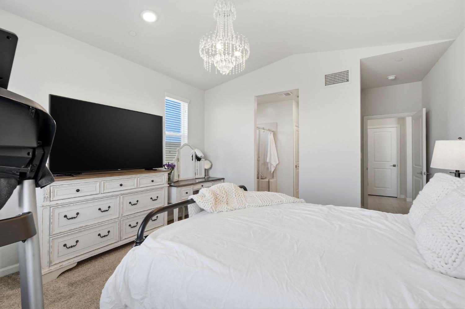 3245 Las Rosas Ave, Clovis, CA 93619