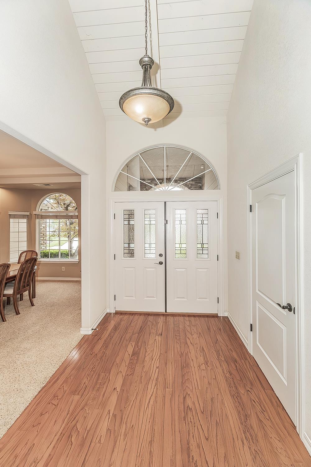 877 E Portsmouth Dr, Fresno, CA 93730