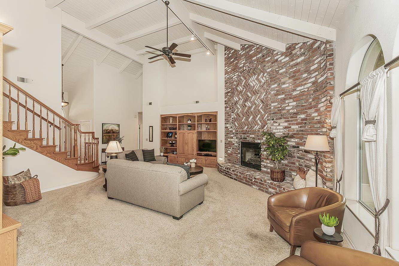 877 E Portsmouth Dr, Fresno, CA 93730