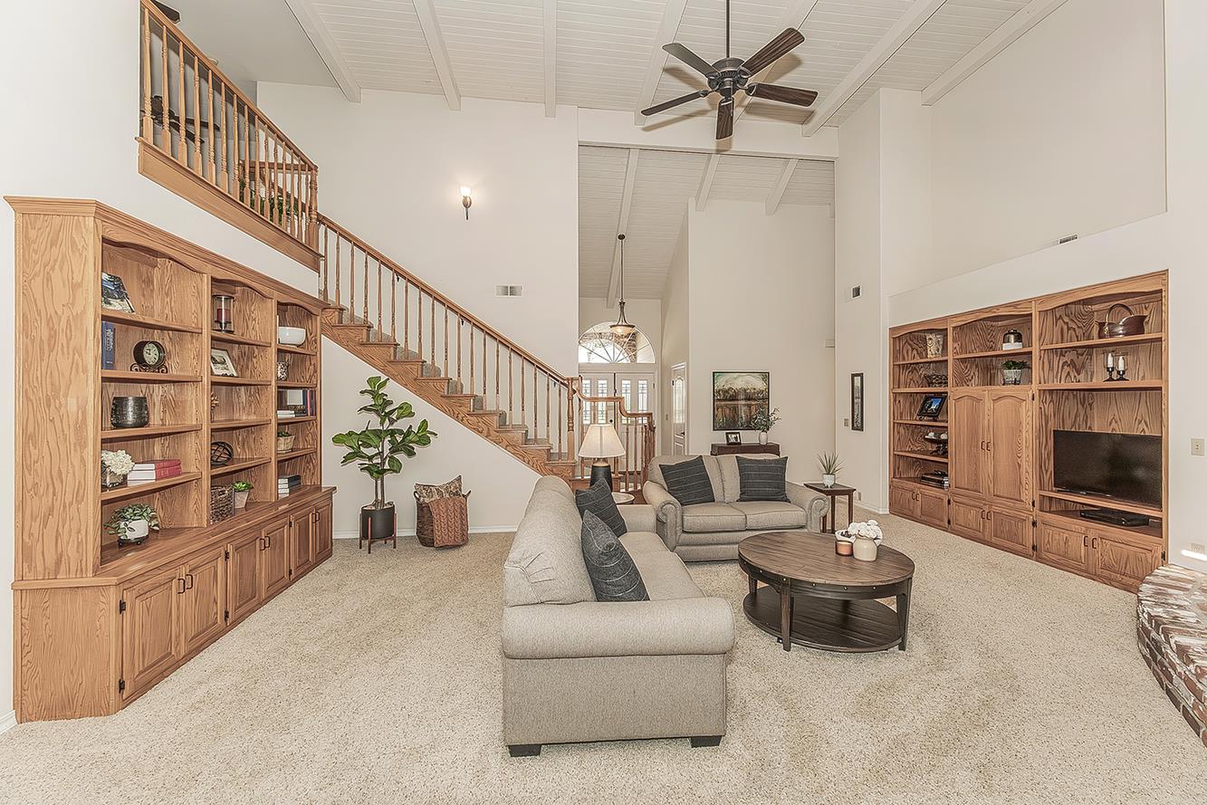 877 E Portsmouth Dr, Fresno, CA 93730