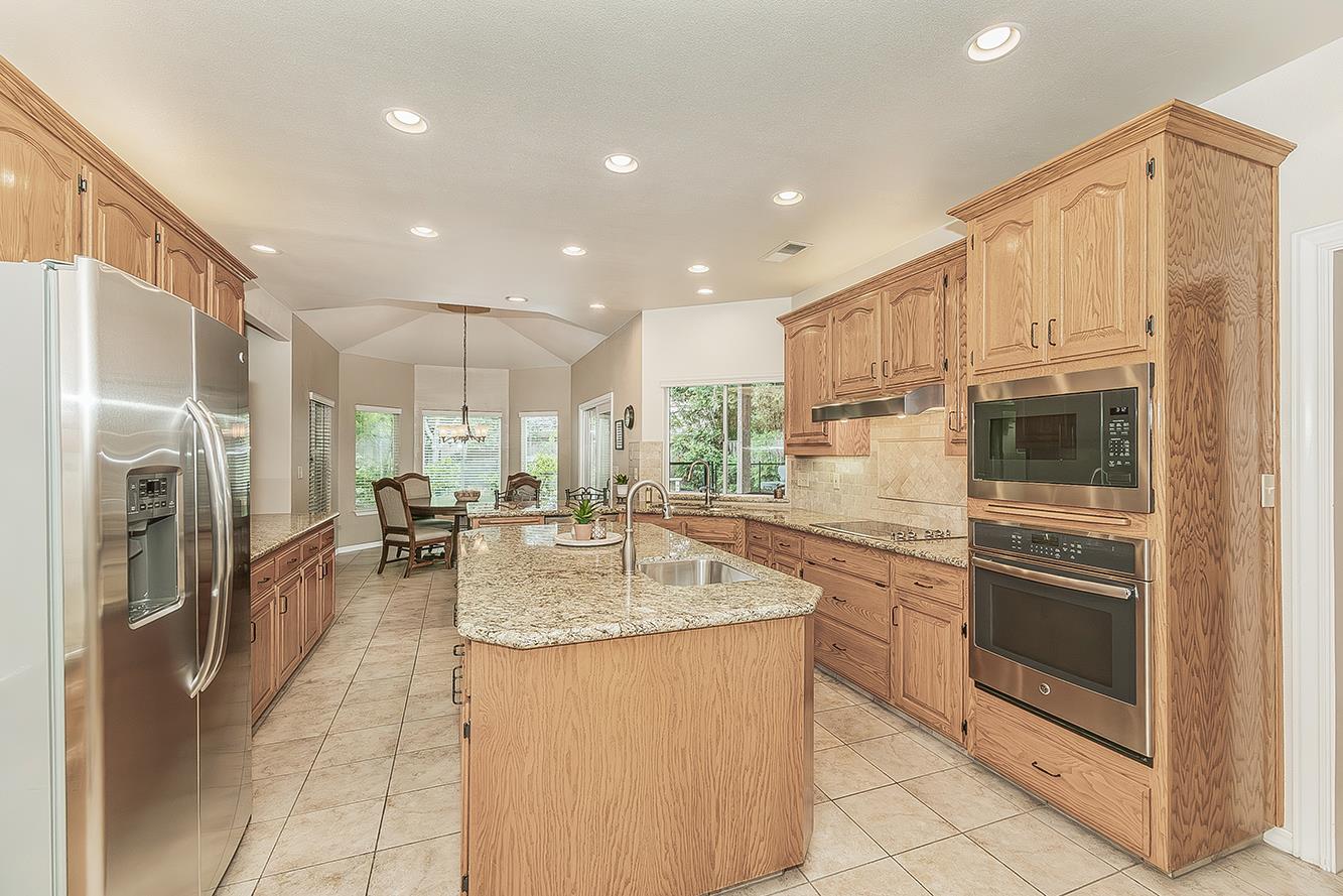 877 E Portsmouth Dr, Fresno, CA 93730