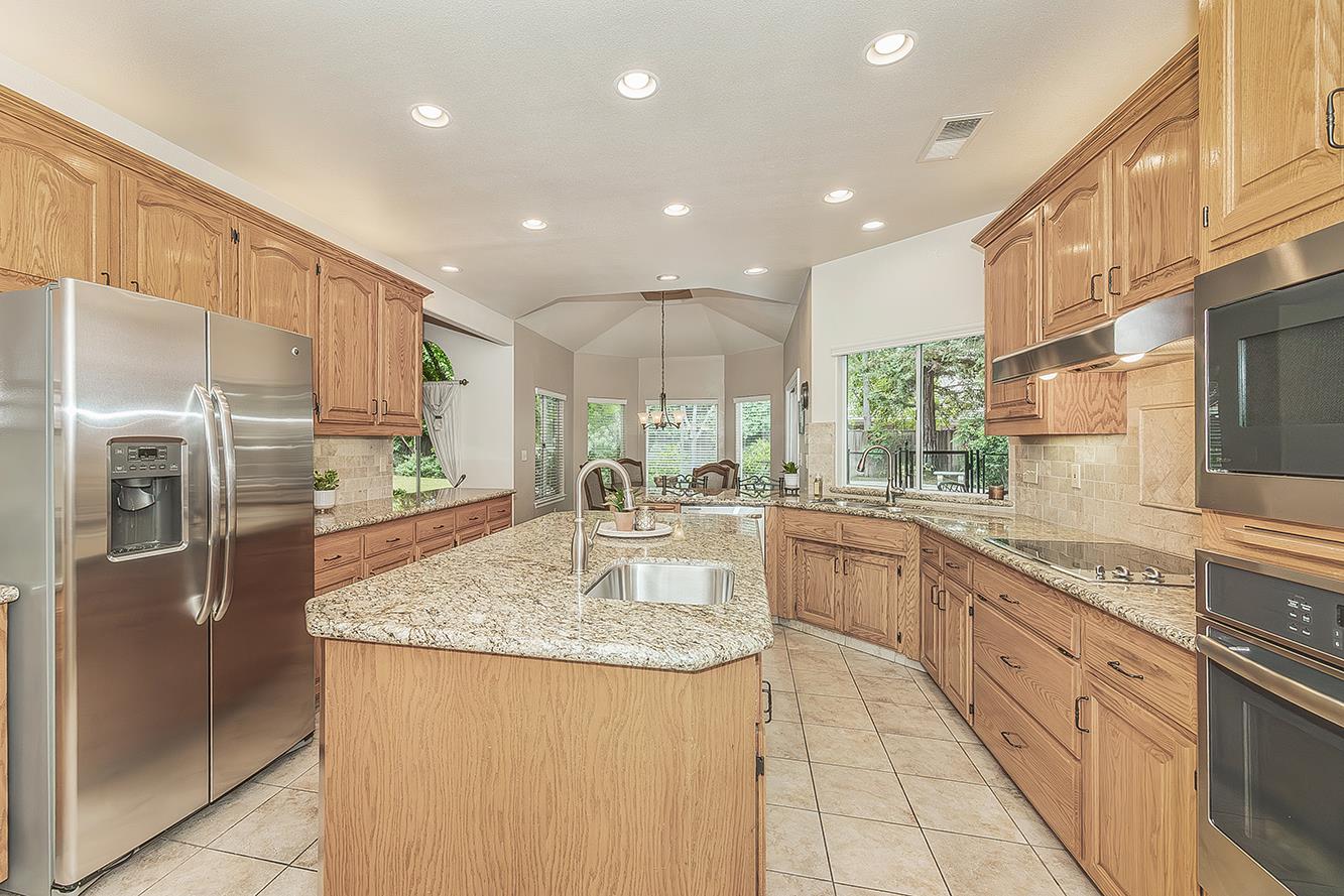 877 E Portsmouth Dr, Fresno, CA 93730