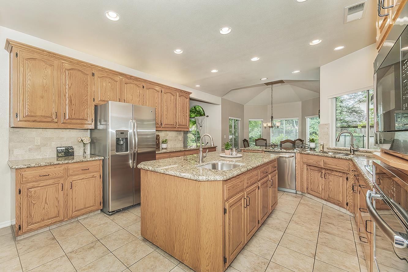 877 E Portsmouth Dr, Fresno, CA 93730