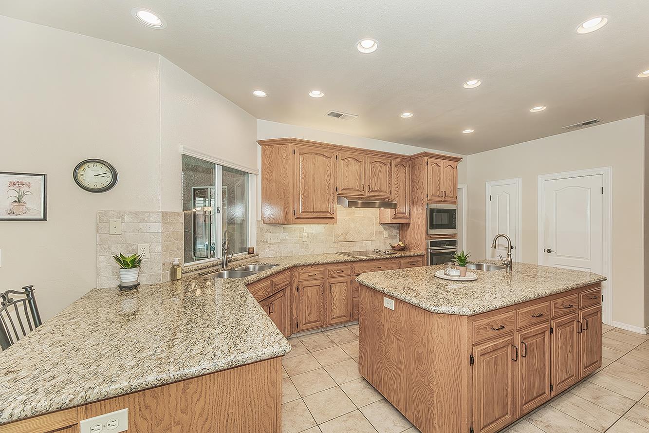 877 E Portsmouth Dr, Fresno, CA 93730