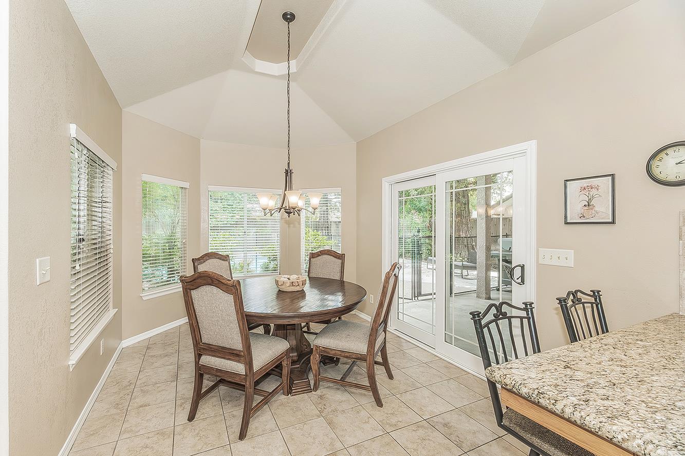 877 E Portsmouth Dr, Fresno, CA 93730