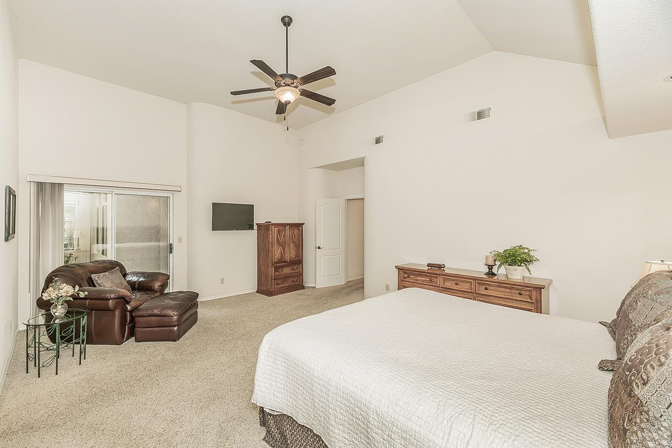 877 E Portsmouth Dr, Fresno, CA 93730