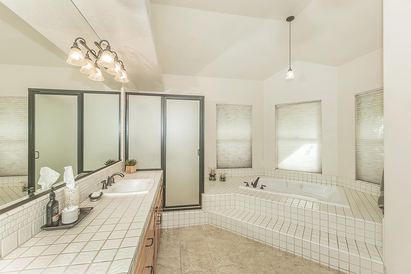 877 E Portsmouth Dr, Fresno, CA 93730