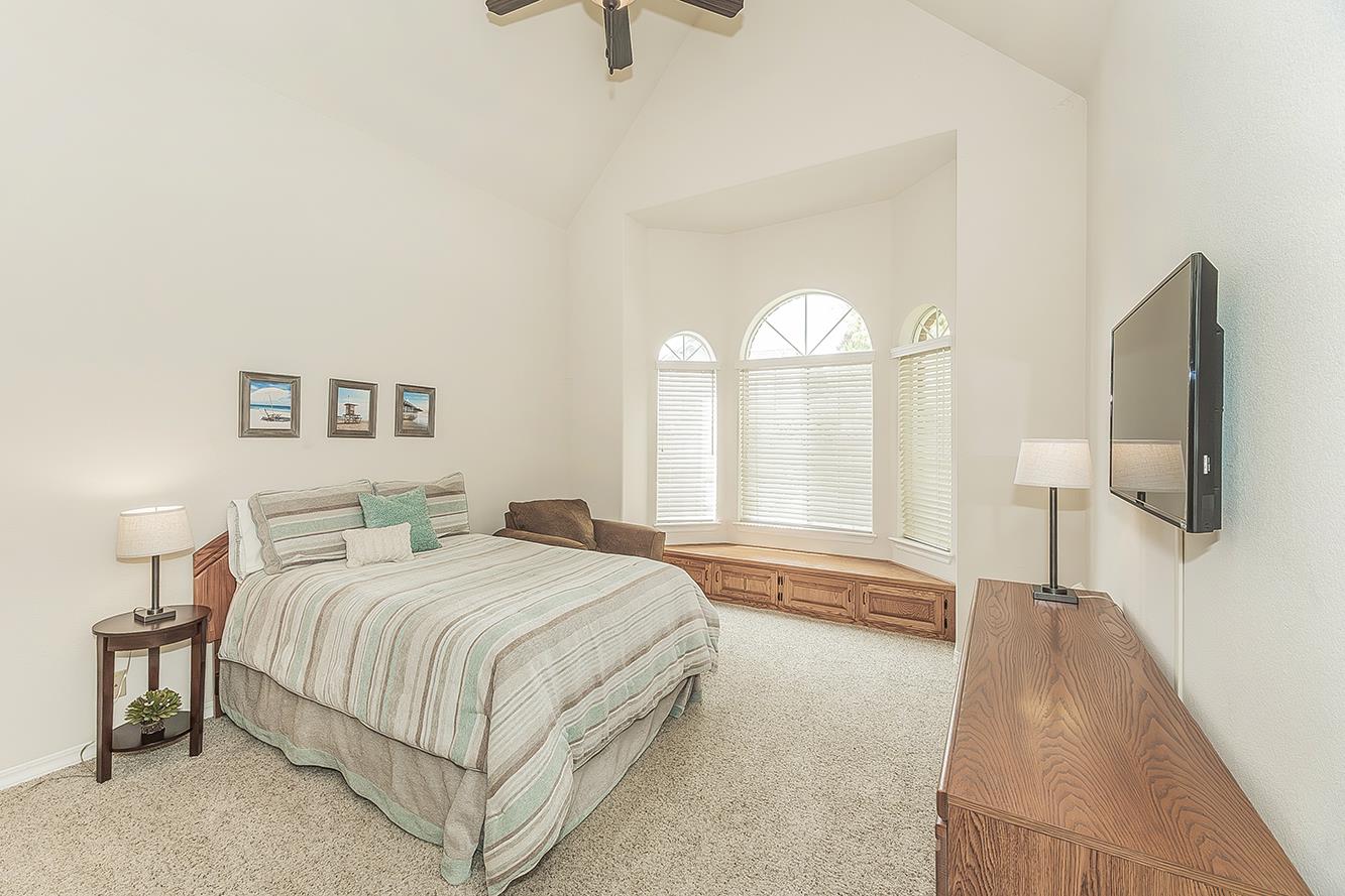 877 E Portsmouth Dr, Fresno, CA 93730