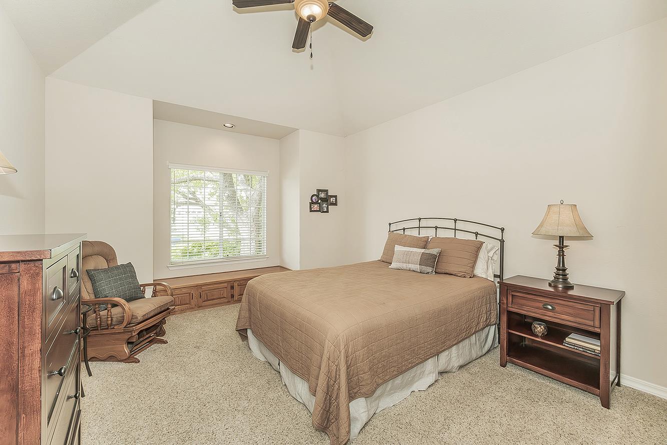 877 E Portsmouth Dr, Fresno, CA 93730