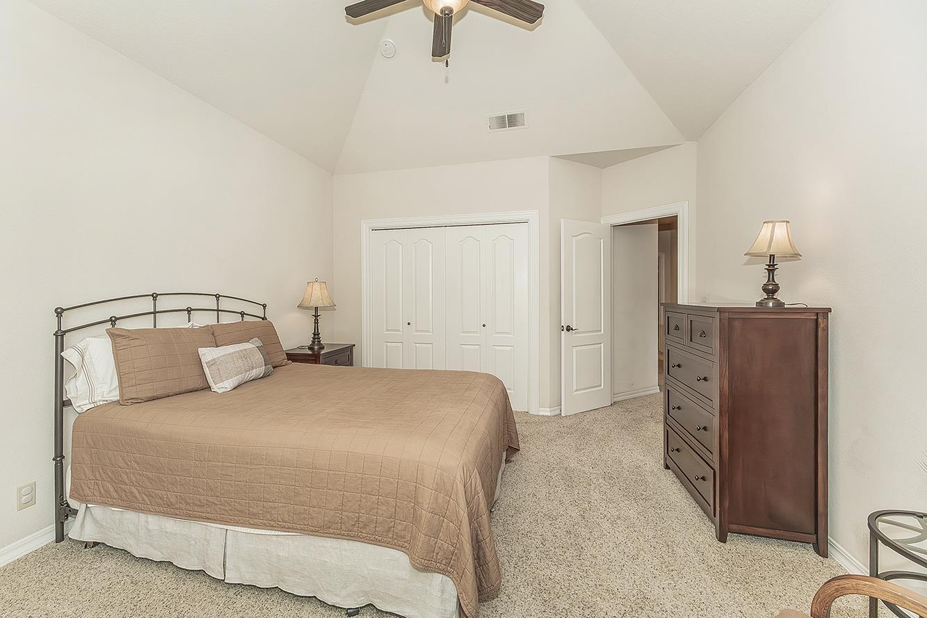 877 E Portsmouth Dr, Fresno, CA 93730