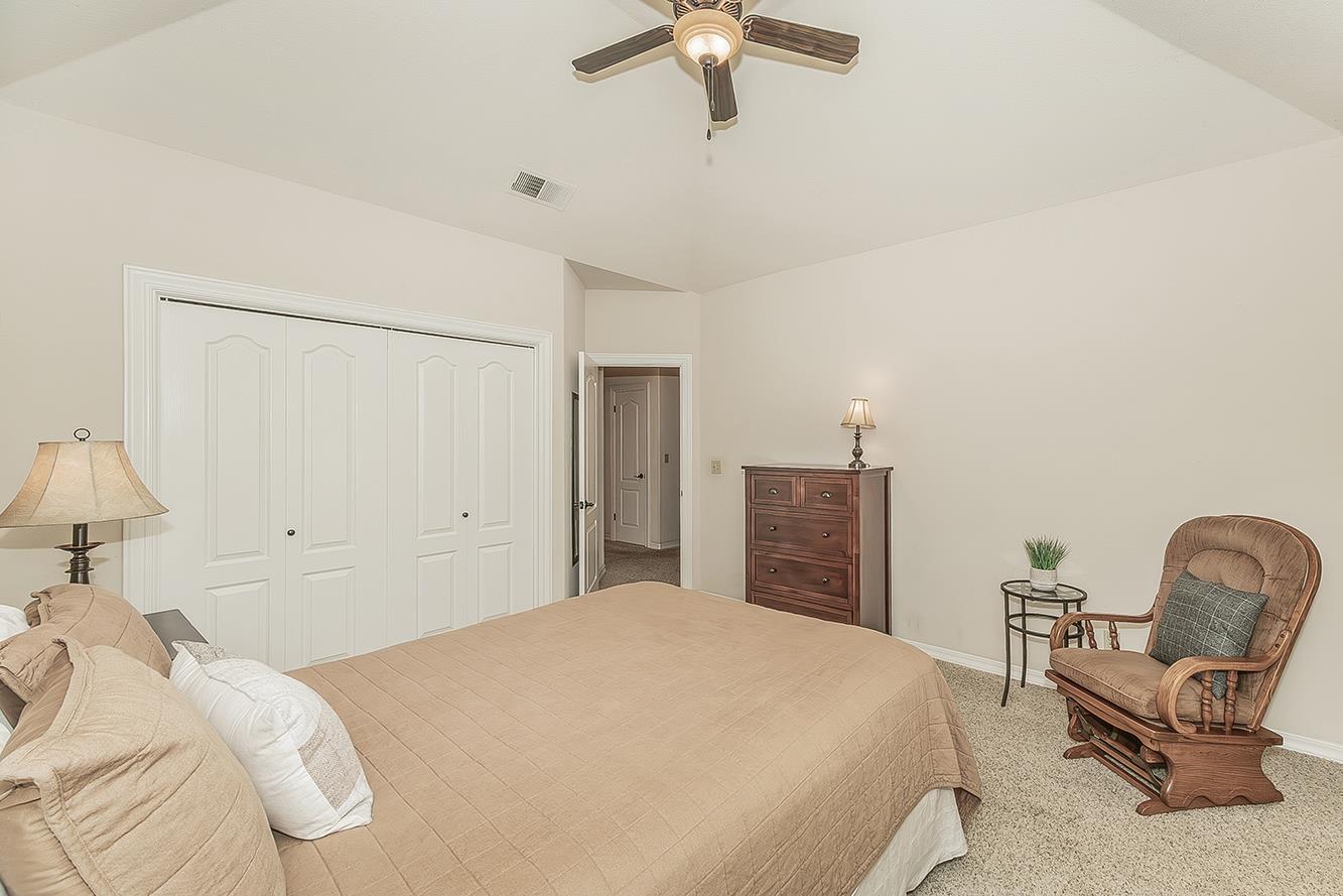 877 E Portsmouth Dr, Fresno, CA 93730