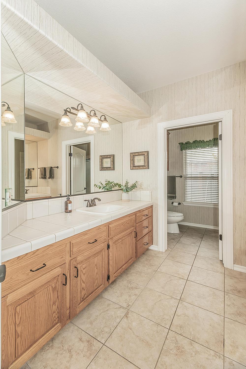877 E Portsmouth Dr, Fresno, CA 93730