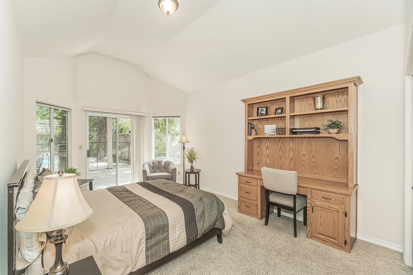 877 E Portsmouth Dr, Fresno, CA 93730