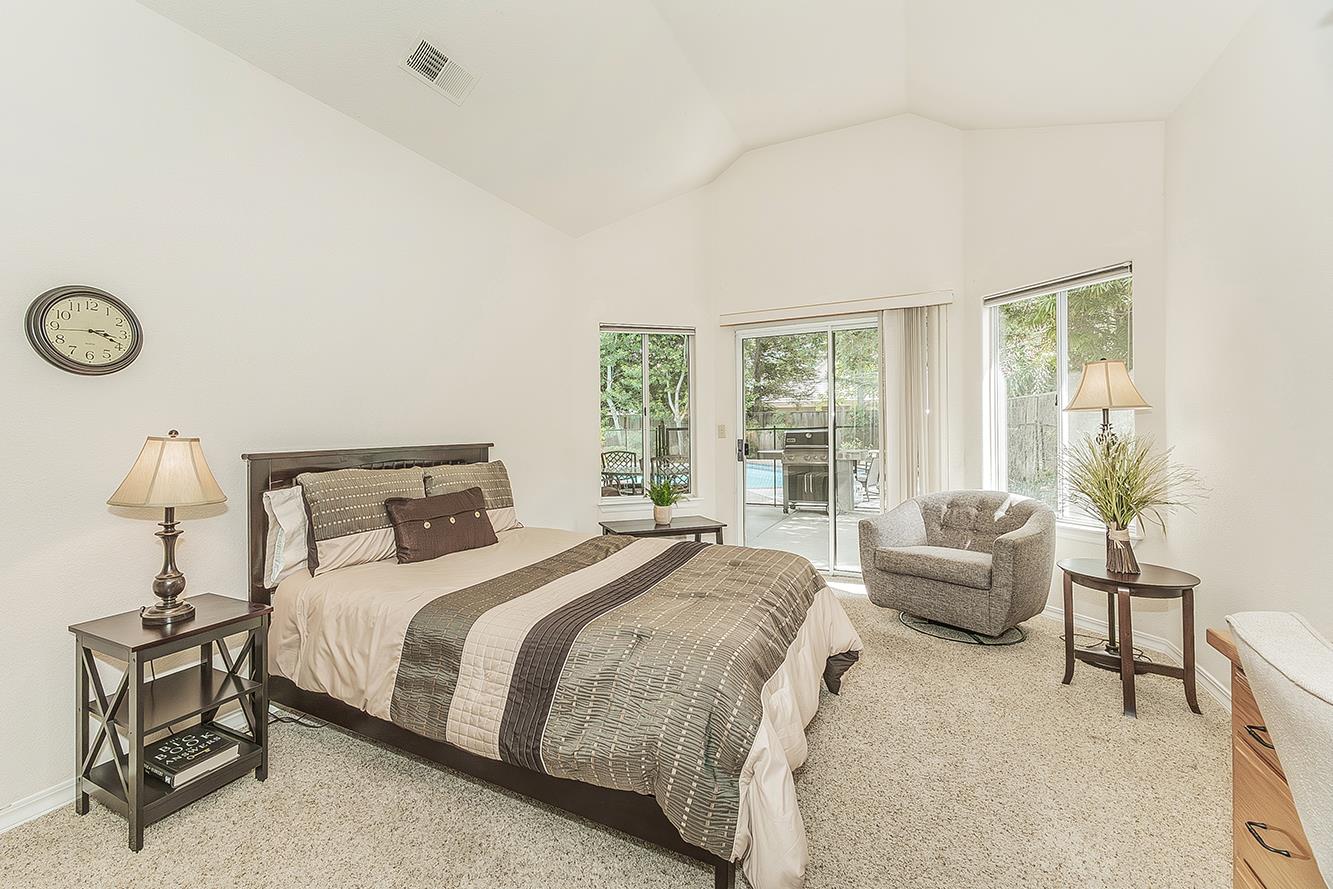 877 E Portsmouth Dr, Fresno, CA 93730