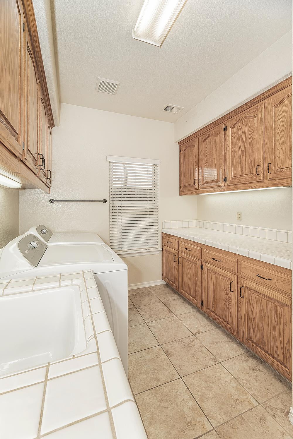 877 E Portsmouth Dr, Fresno, CA 93730
