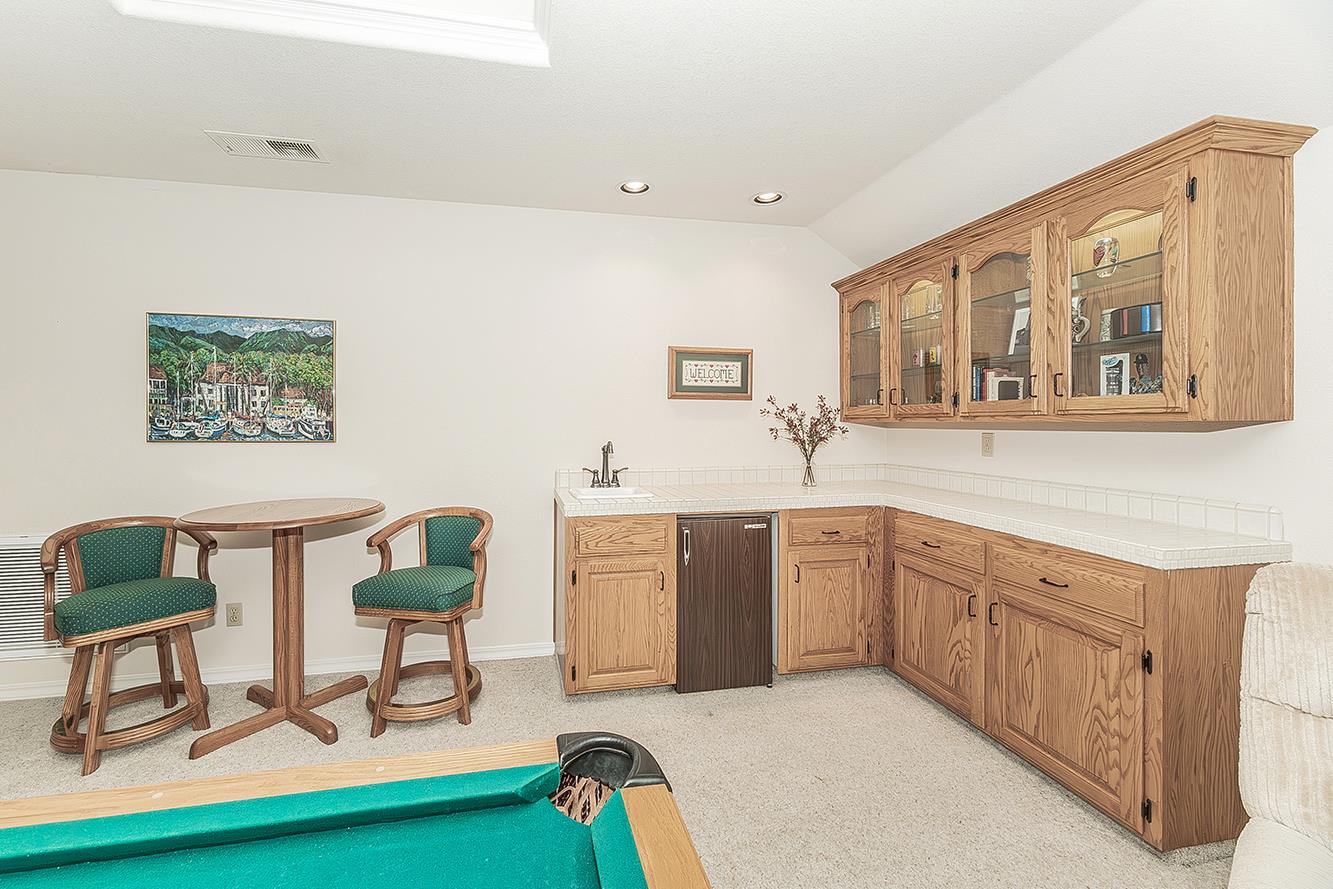 877 E Portsmouth Dr, Fresno, CA 93730