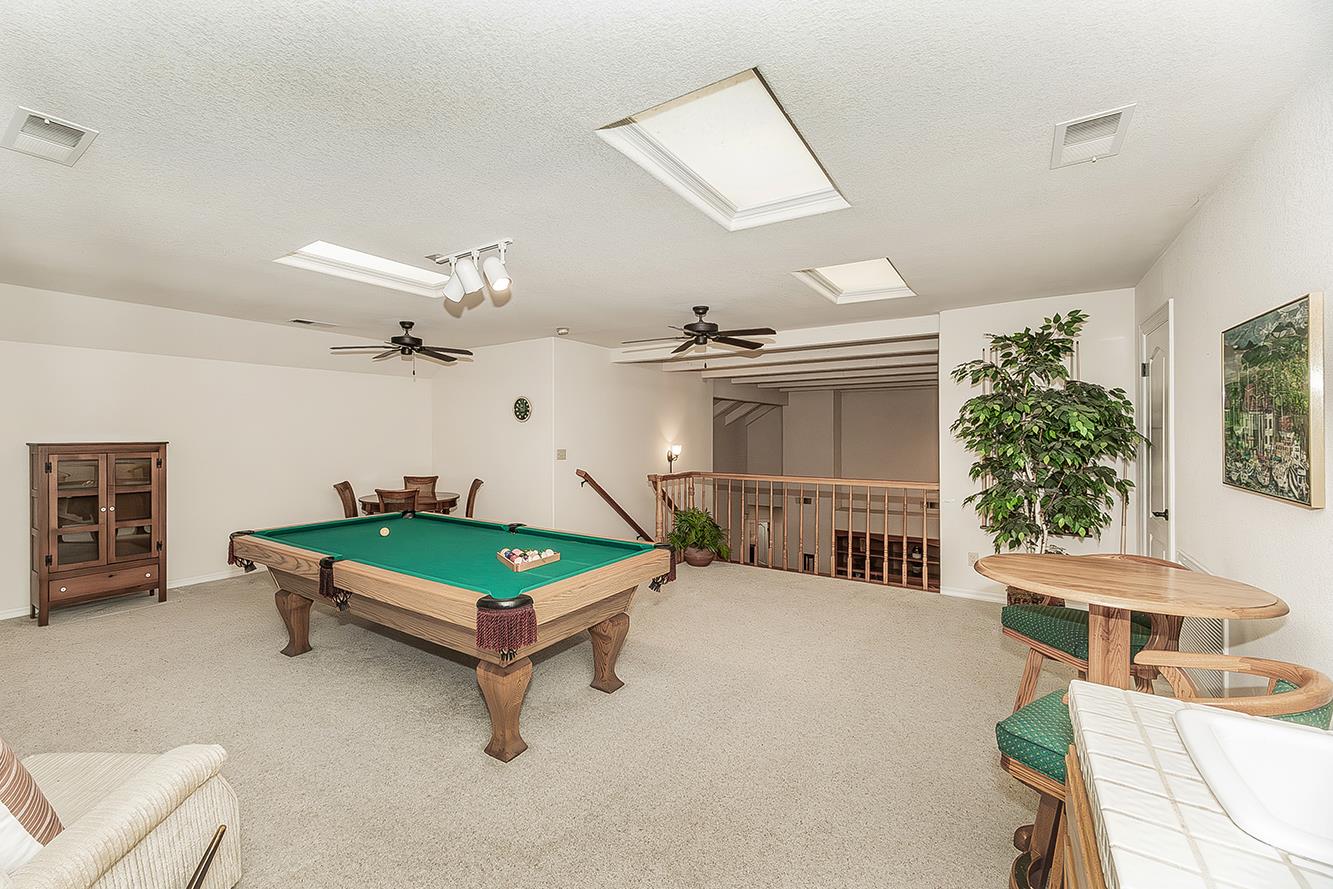 877 E Portsmouth Dr, Fresno, CA 93730