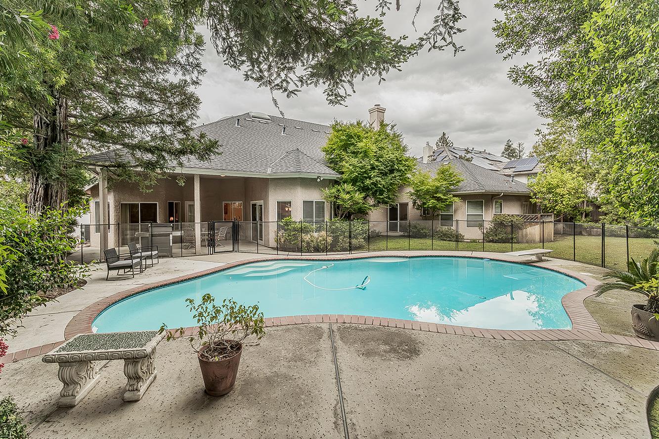 877 E Portsmouth Dr, Fresno, CA 93730