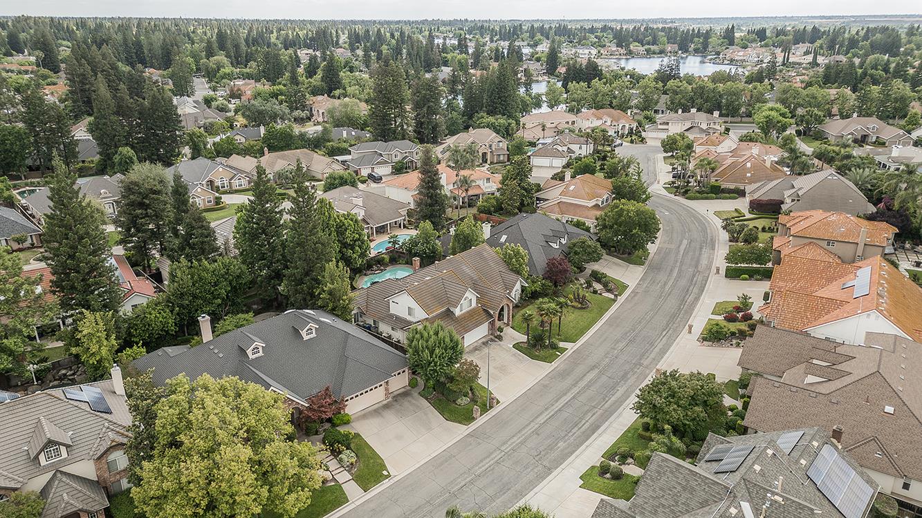 877 E Portsmouth Dr, Fresno, CA 93730