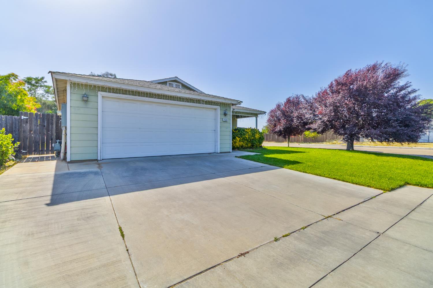 2584 S Roughrider Ave, Fresno, CA 93725